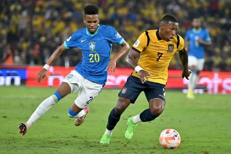 ميلان يضم اللاعب الإكوادوري إستوبينيان من برايتون