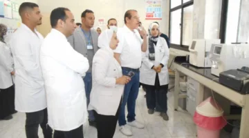نائب وزير الصحة يقوم بجولة في المنشآت الطبية بالإسماعيلية ويقرر منح مكافآت للمتفوقين واتخاذ إجراءات ضد المقصرين