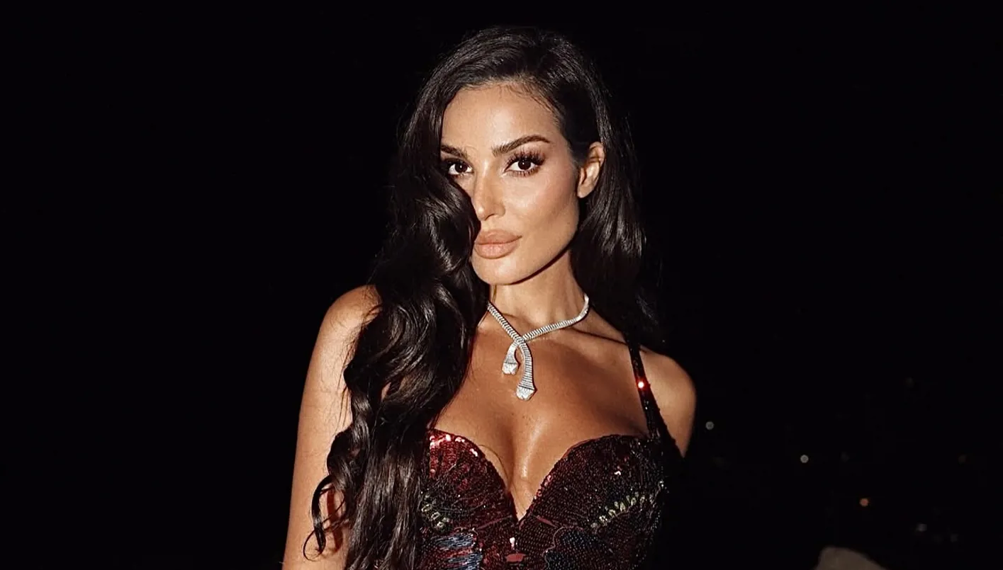 نادين نسيب نجيم تتألق باللون البرغندي في حفل زفاف زين قطامي وسيليو صعب