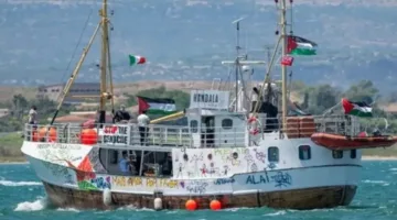 ناشطو سفينة “حنظلة” المحتجزون يدخلون في إضراب عن الطعام