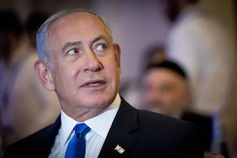 نتنياهو يصرح بعدم إمكانية إبرام اتفاق شامل لتبادل الأسرى في غزة، ويشير إلى وجود “خطط” مشتركة مع ترامب لا يود الكشف عنها، معتبراً أن إسرائيل مستعدة لبحث وقف دائم لإطلاق النار خلال هدنة مدتها ستين يوماً. نتنياهو يصرح بعدم إمكانية إبرام اتفاق شامل لتبادل الأسرى في غزة، ويشير إلى وجود “خطط” مشتركة مع ترامب لا يود الكشف عنها، معتبراً أن إسرائيل مستعدة لبحث وقف دائم لإطلاق النار خلال هدنة مدتها ستين يوماً.