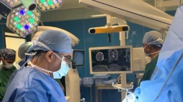 نجاح رائد: إجراء عملية استئصال ورم دماغي لمريض “يقظ” في عمان لأول مرة.