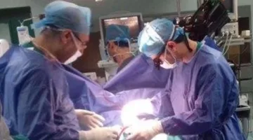 نجاح عملية إزالة ورم متزايد من وجه امرأة في مستشفى قنا العام