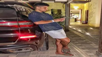 نجم الزمالك السابق يتألق بجانب سيارته (صور)