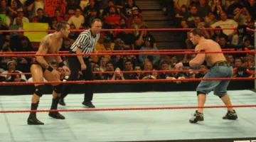 نجوم WWE يشاركون أنديتهم المفضلة في الدوري السعودي