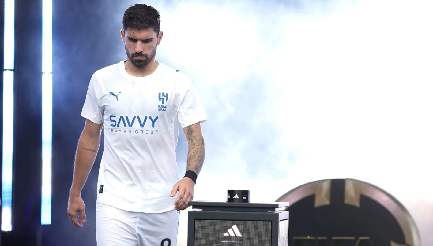 نجوم الهلال تنهار خلال احتفال جوتا قبل مواجهة فلوميننسي (فيديو) نجوم الهلال تنهار خلال احتفال جوتا قبل مواجهة فلوميننسي (فيديو)