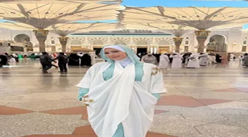 نسرين طافش تؤدي العمرة بالحجاب والجمهور يتفاعل (صور)