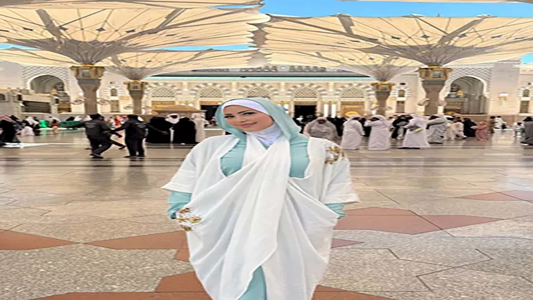 نسرين طافش تؤدي العمرة بالحجاب والجمهور يتفاعل (صور)