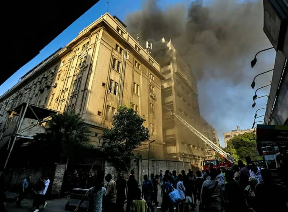 «نعتذر عن عدم تقديم الخدمة».. العبارة الأكثر تداولاً في مصر بعد حريق سنترال رمسيس «نعتذر عن عدم تقديم الخدمة».. العبارة الأكثر تداولاً في مصر بعد حريق سنترال رمسيس