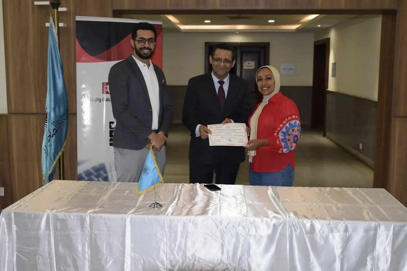 نقيب الصحفيين وعضو مجلس أمناء “المرصد” يشاركان في توزيع شهادات إنهاء برنامج تدريبي عن الذكاء الاصطناعي. نقيب الصحفيين وعضو مجلس أمناء “المرصد” يشاركان في توزيع شهادات إنهاء برنامج تدريبي عن الذكاء الاصطناعي.