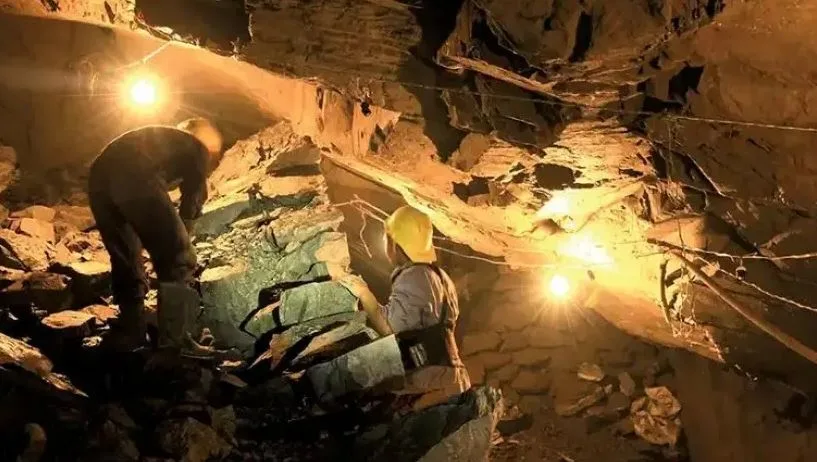 وفاة شخص واحتجاز آخرين إثر انهيار منجم فحم في شرق الهند وفاة شخص واحتجاز آخرين إثر انهيار منجم فحم في شرق الهند
