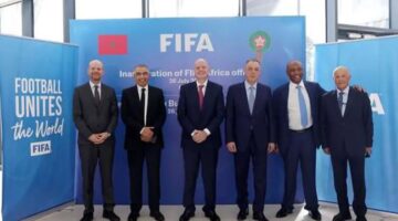 هاني أبو ريدة يقدم التهاني لفوزي لقجع بمناسبة تدشين المقر الإقليمي لـ«فيفا» في المغرب.