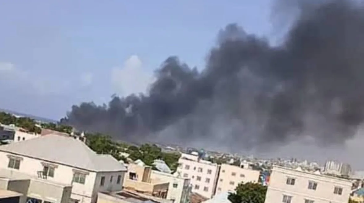 هبوط اضطراري لمروحية تابعة لبعثة الاتحاد الأفريقي بالقرب من مطار مقديشو.. فيديو هبوط اضطراري لمروحية تابعة لبعثة الاتحاد الأفريقي بالقرب من مطار مقديشو.. فيديو