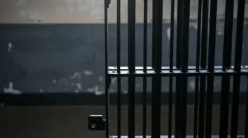 هرب من السجن بواسطة حقيبة زميله المفرج عنه!