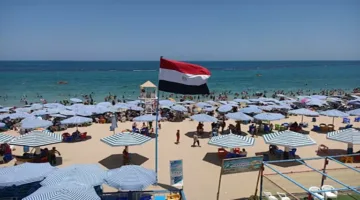 هروباً من ارتفاع درجات الحرارة.. آلاف الأشخاص يتجهون إلى شواطئ الإسكندرية – صور