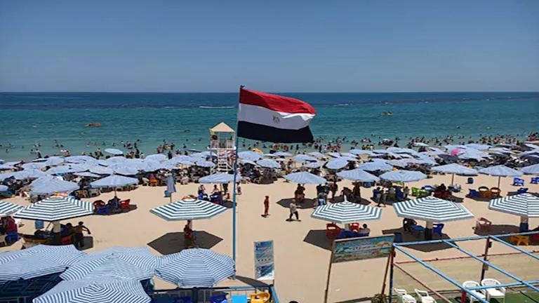 هروباً من ارتفاع درجات الحرارة.. آلاف الأشخاص يتجهون إلى شواطئ الإسكندرية – صور