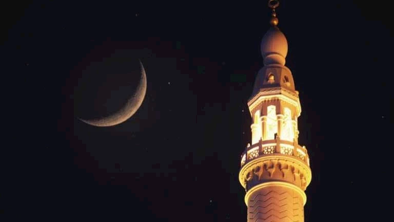 هل اختلاف توقيت الأذان والإقامة بين المساجد يعتبر انتهاكًا للشريعة؟
