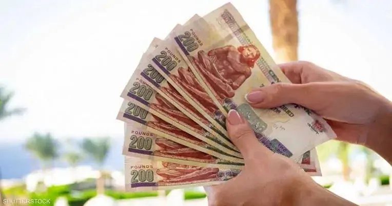 هل الجنيه المصري م undervalued وهل هناك احتمال لارتفاعه قريبًا؟ خبير يوضح.