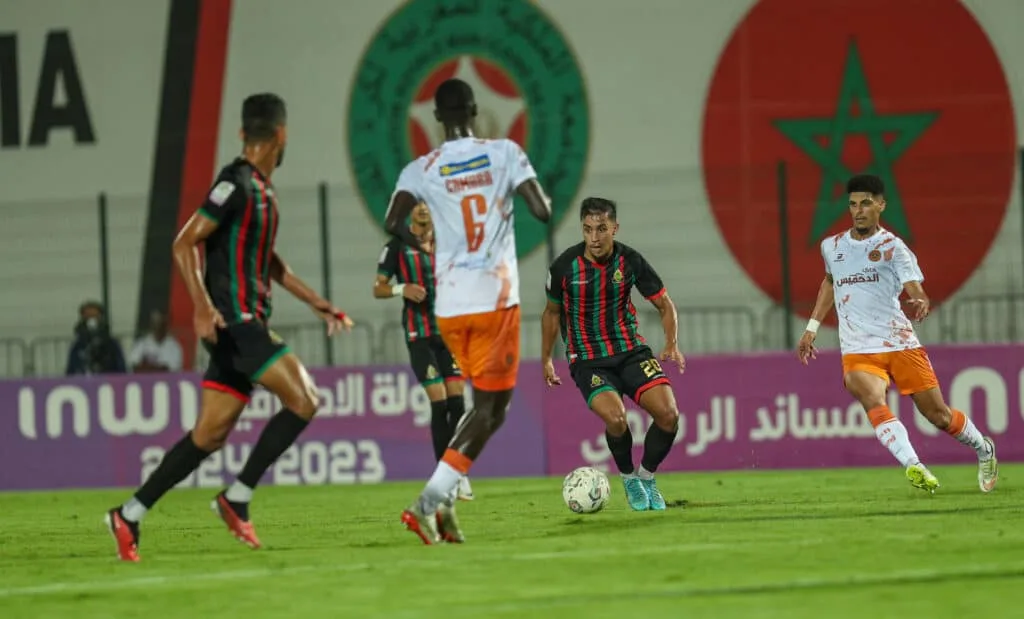 هل انتهت صفقة انتقال لامين كامارا إلى الدوري الإنجليزي بالفشل؟