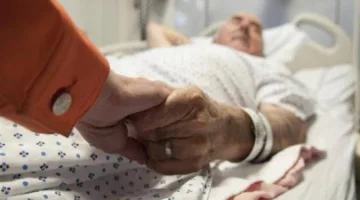 هل تأثم المرأة إذا منعها زوجها من زيارة عائلته؟