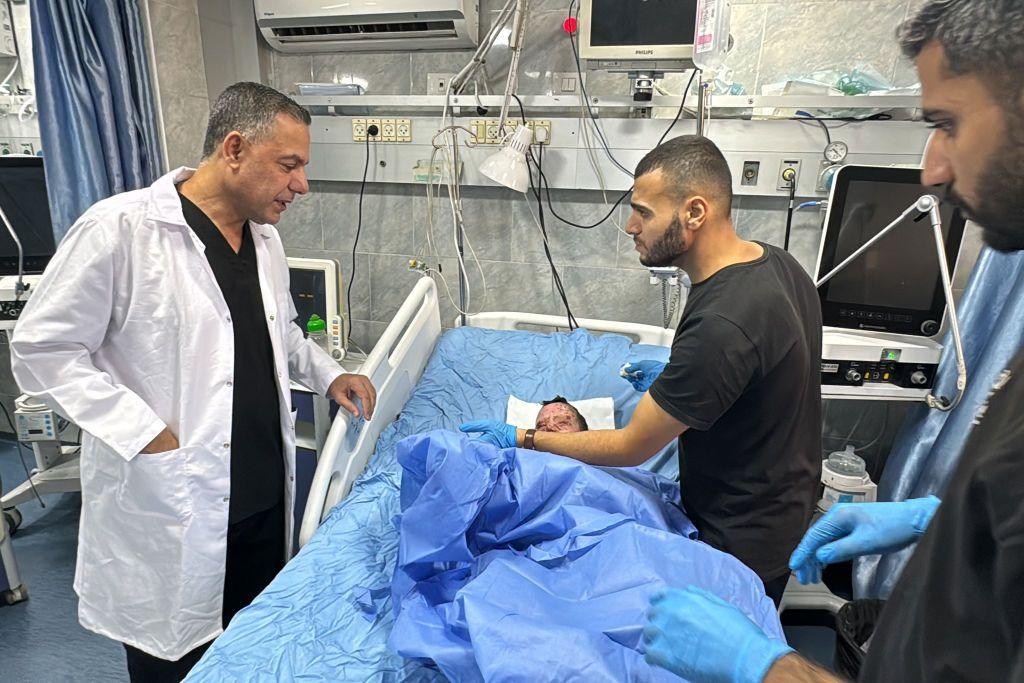 الدكتور حسام أبو صفية مع جرحى في مستشفى كمال عدوان