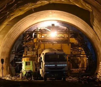 رويترز: 15 شخصًا على الأقل عالقون تحت نفق collapsed في جنوب لوس أنجلوس رويترز: 15 شخصًا على الأقل عالقون تحت نفق collapsed في جنوب لوس أنجلوس