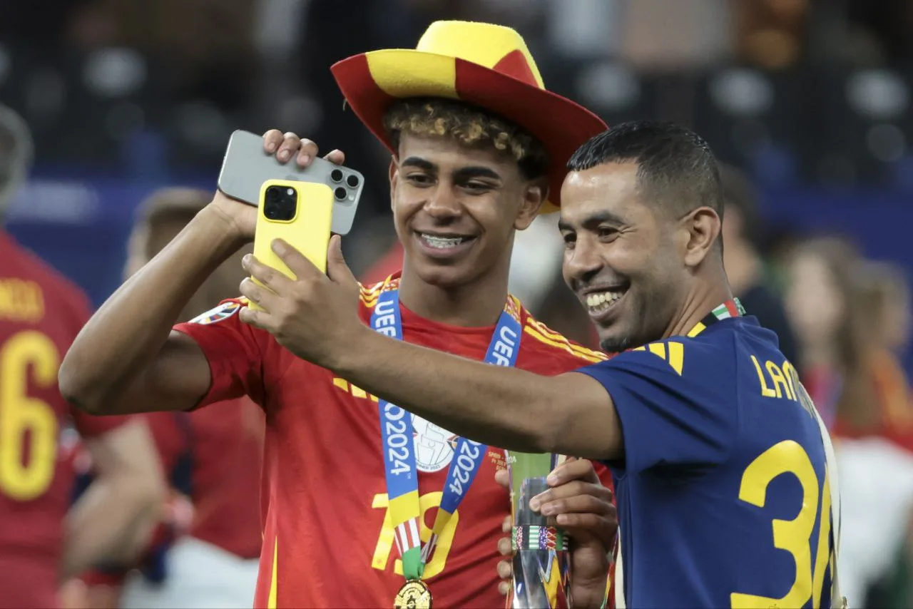 والد لامين يامال ينتقد نيكو ويليامز بسبب عدم قبوله للانضمام إلى برشلونة والد لامين يامال ينتقد نيكو ويليامز بسبب عدم قبوله للانضمام إلى برشلونة