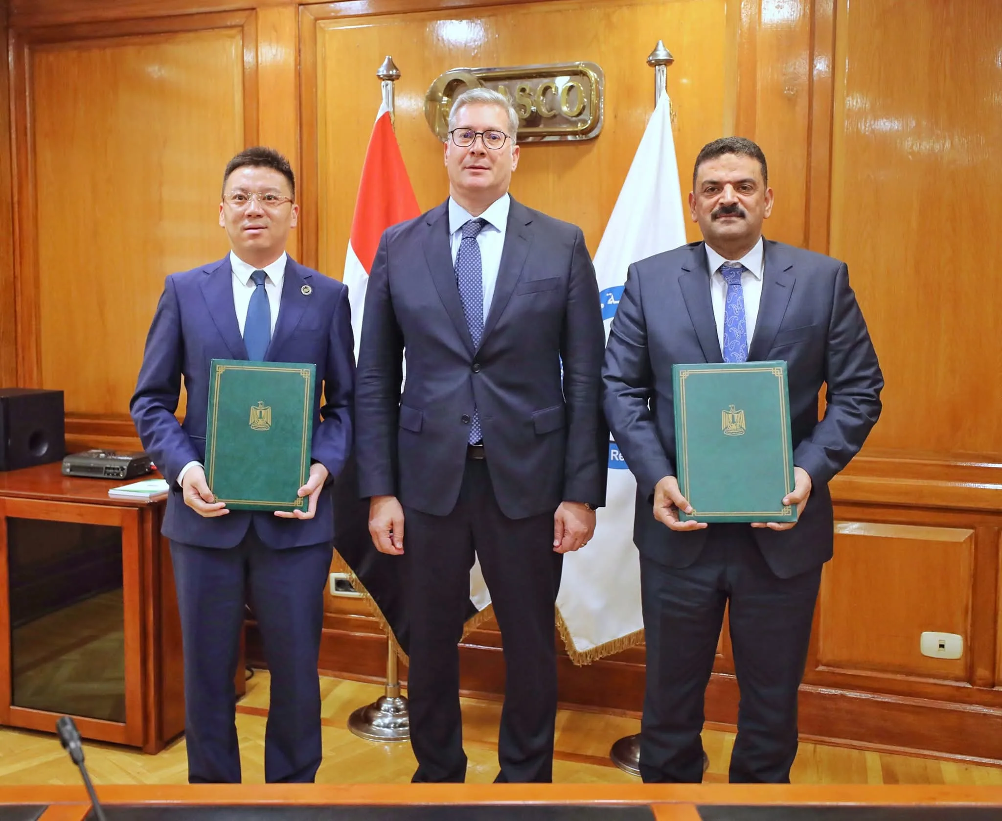 وزارة البترول توقع اتفاقية تعاون مع شركة ‘آسيا بوتاش’ الصينية لتعزيز جهود استكشاف الفوسفات وزارة البترول توقع اتفاقية تعاون مع شركة ‘آسيا بوتاش’ الصينية لتعزيز جهود استكشاف الفوسفات