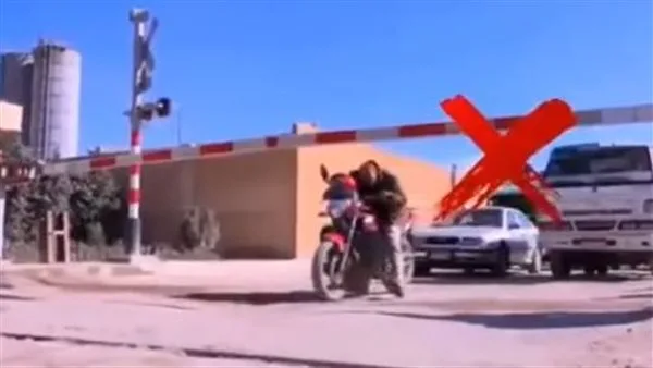 وزارة النقل تطلق نداءً هاماً بشأن عبور مزلقانات السكك الحديدية وزارة النقل تطلق نداءً هاماً بشأن عبور مزلقانات السكك الحديدية