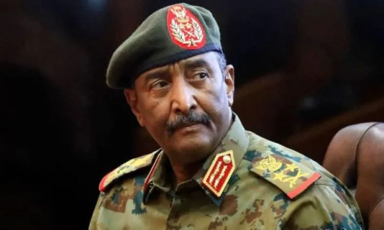 وزراء سودانيون يقسمون اليمين أمام البرهان وزراء سودانيون يقسمون اليمين أمام البرهان