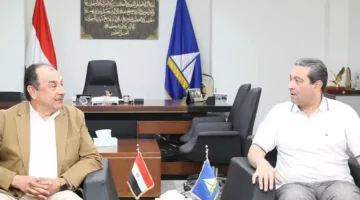 وزير الأعمال العامة يقوم بجولة في عدة منشآت صناعية بمدينة دمياط