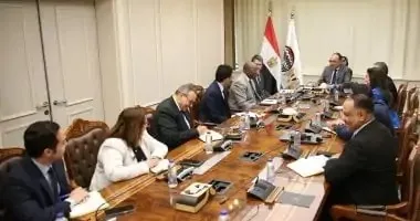 وزير الأعمال يناقش فرص التعاون والشراكة مع وفد البنك الدولي وزير الأعمال يناقش فرص التعاون والشراكة مع وفد البنك الدولي