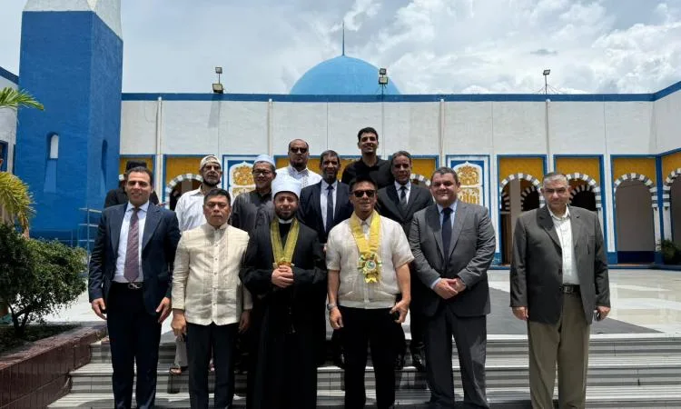 وزير الأوقاف يتفقد المسجد الأزرق ويزرع شجرة مصرية خلال زيارته للجالية في مانيلا