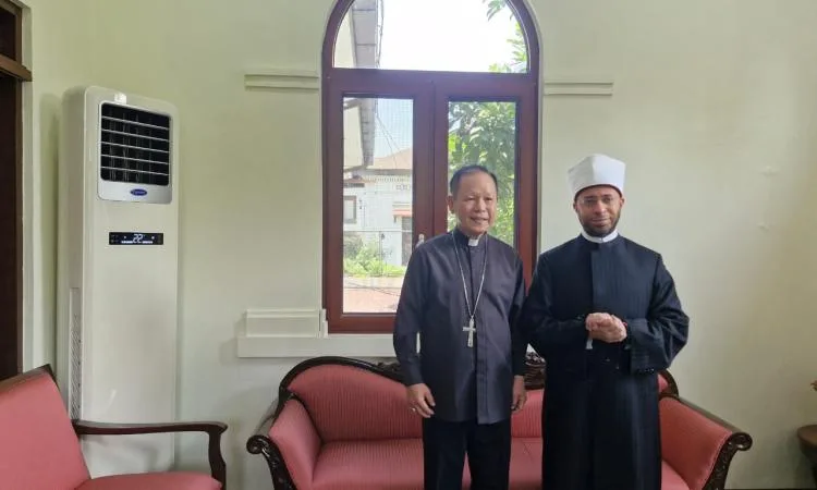 وزير الأوقاف يتناول مع رئيس أساقفة مانيلا سبل التعاون المشترك وتنسيق الزيارات بين الجانبين