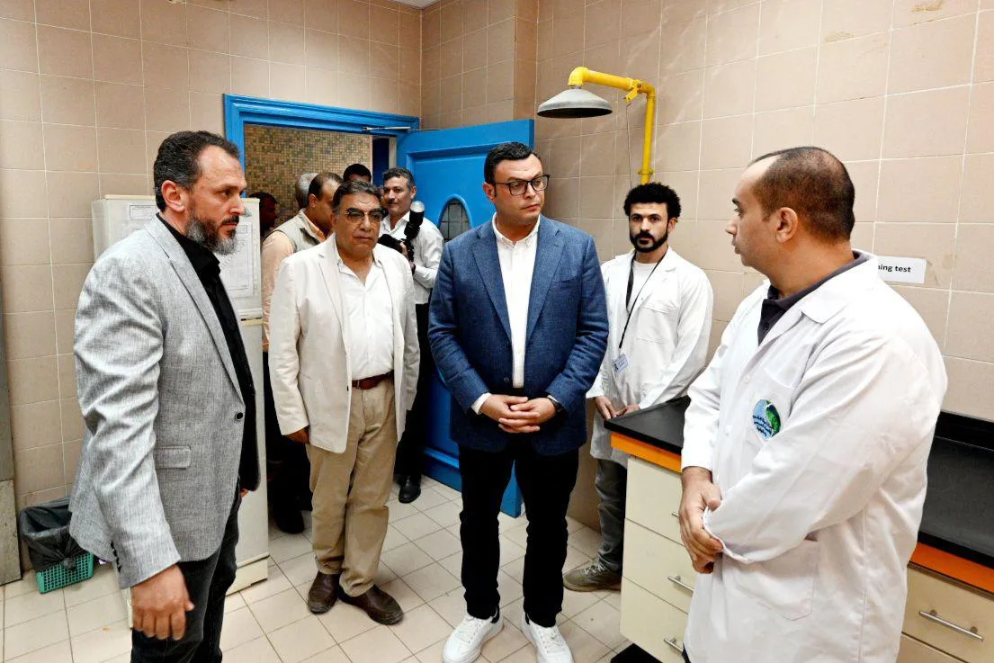 وزير الإسكان ومحافظ الدقهلية ينهيان جولتهما بزيارة محطة “ميت خميس” ومتابعة نظام الجودة في المعمل المركزي.