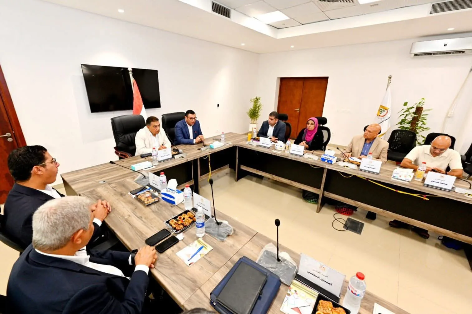 وزير الإسكان يؤكد على ضرورة الالتزام بالجداول الزمنية لجميع المشاريع في المناطق والمراكز بمحافظة الدقهلية.
