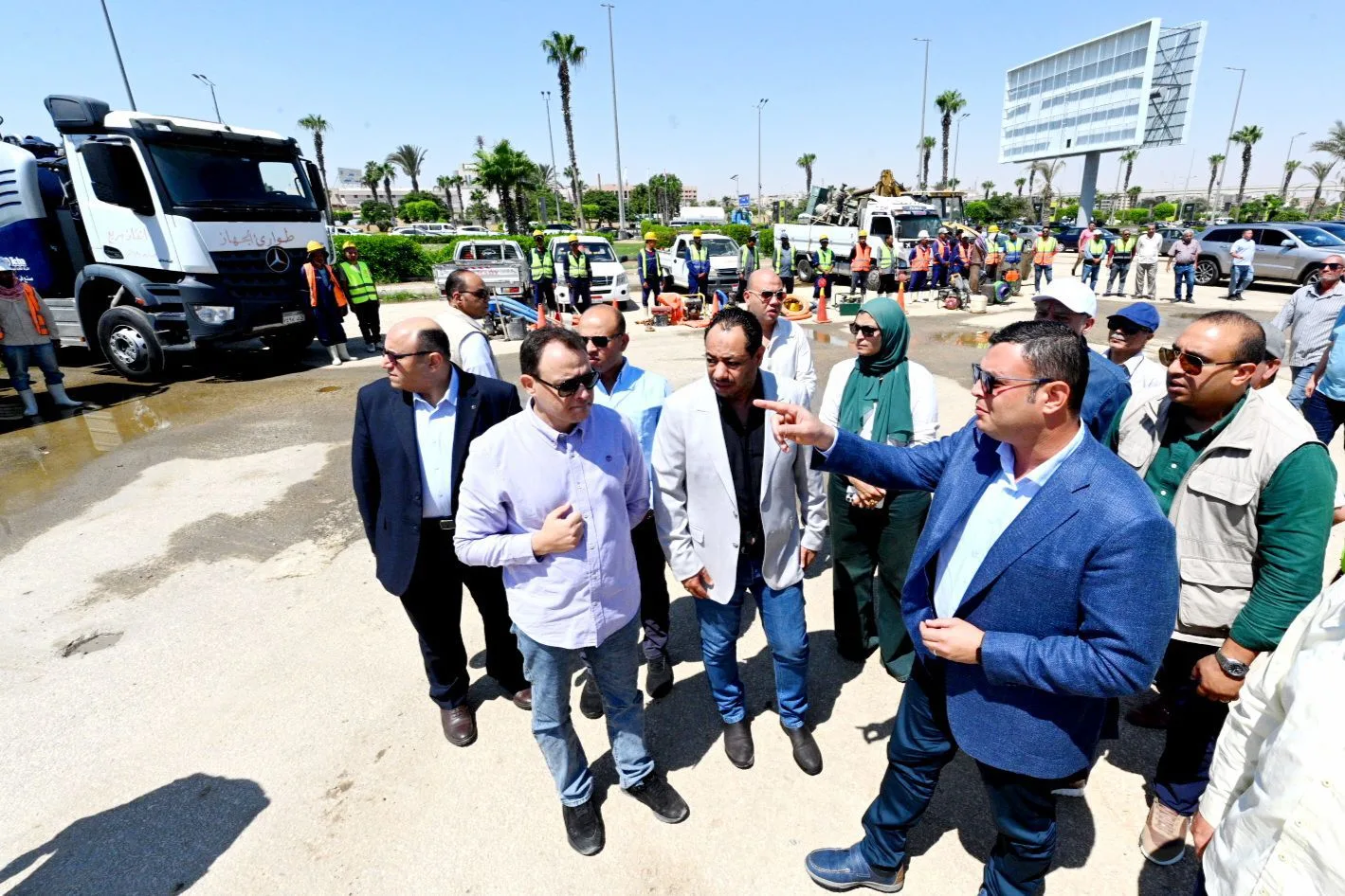 وزير الإسكان يزور مشروع تطوير محور 26 يوليو ويشدد على ضرورة تحسين السلامة المرورية وصيانة الآلات. وزير الإسكان يزور مشروع تطوير محور 26 يوليو ويشدد على ضرورة تحسين السلامة المرورية وصيانة الآلات.