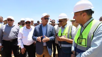 وزير الإسكان يطلع على مشاريع تحسين الطرق ومحطة المياه في مدينة السادات
