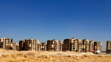 وزير الإسكان يقوم بجولة في مدينة الشيخ زايد ويأمر بتنظيف المخلفات وصيانة الطرق والمساحات الخضراء.