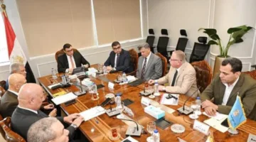 وزير الإسكان يناقش مع رئيس الشركة الوطنية للمقاولات وضع المشاريع المشتركة