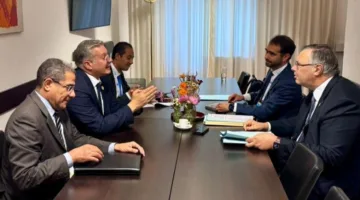 وزير البترول يجتمع برئيس مجلس الإدارة والمدير التنفيذي لشركة توتال إنرجيز