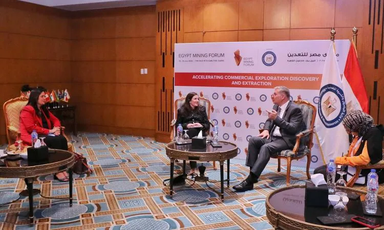 وزير البترول يجتمع مع المدير العام لشركة “أنجلو جولد أشانتي” العالمية