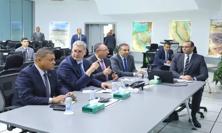وزير البترول يراقب توفير الغاز لمحطات الكهرباء والصناعة لضمان استمرارية الإمدادات.