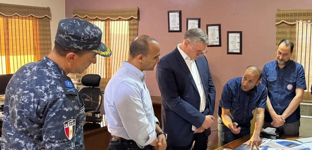 وزير البترول يزور مركز العمليات في جبل الزيت ويتفقد عائلات المفقودين بحادث البارجة “أدامارين 12” وزير البترول يزور مركز العمليات في جبل الزيت ويتفقد عائلات المفقودين بحادث البارجة “أدامارين 12”