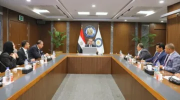 وزير البترول يقدم تصور القطاع أمام مجموعة من الكتّاب والمتخصصين