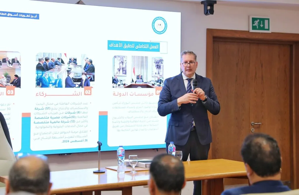 وزير البترول يلتقي بالسفراء المسؤولين عن رئاسة البعثات الدبلوماسية والقنصلية المصرية في الخارج وزير البترول يلتقي بالسفراء المسؤولين عن رئاسة البعثات الدبلوماسية والقنصلية المصرية في الخارج