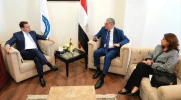 وزير البترول يناقش فرص التعاون في مشاريع الغاز الطبيعي مع مسؤولي شركة “شل”