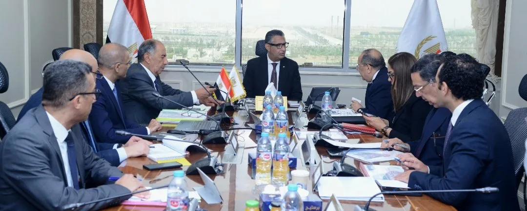 وزير التموين ورئيس الشركة المصرية لتجارة الجملة يتبادلان الآراء حول سير العمل وتوفر السلع في المنافذ والمخازن. وزير التموين ورئيس الشركة المصرية لتجارة الجملة يتبادلان الآراء حول سير العمل وتوفر السلع في المنافذ والمخازن.