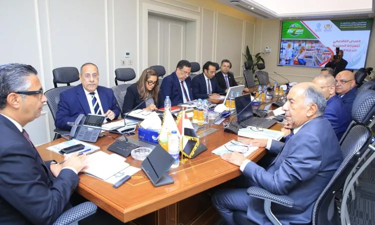 وزير التموين يشرف على توفر السلع مع رئيس الشركة المصرية للتجارة بالجملة وزير التموين يشرف على توفر السلع مع رئيس الشركة المصرية للتجارة بالجملة