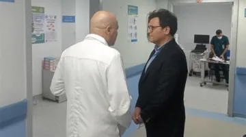 وزير الثقافة يزور الروائي الكبير صنع الله إبراهيم في معهد ناصر بهدف الاطمئنان على حالته الصحية